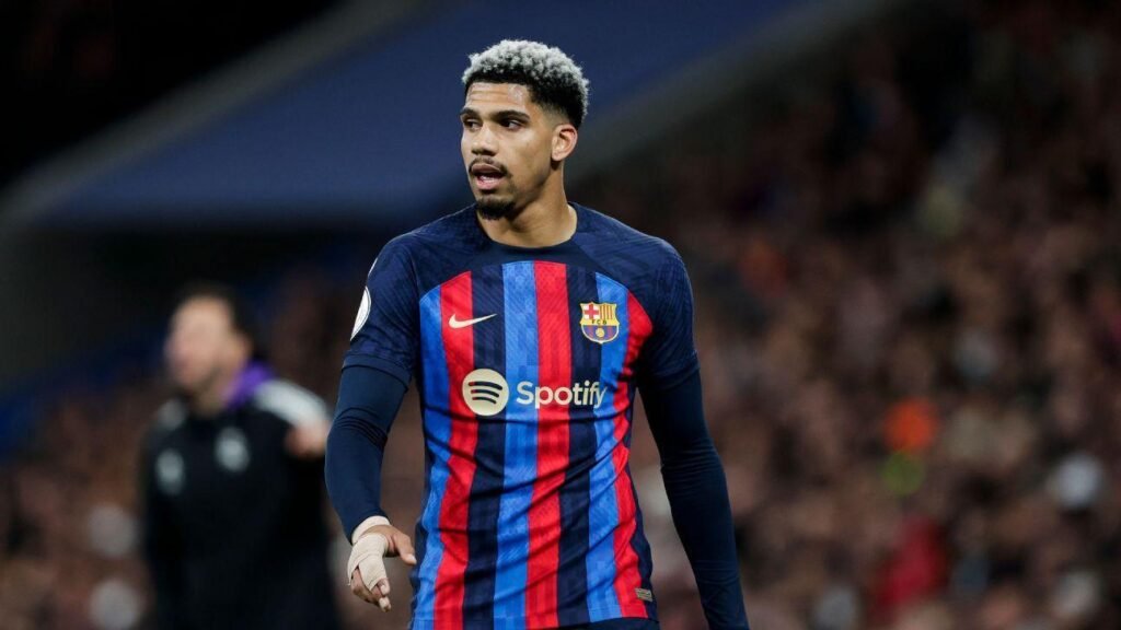 Ronald Araujo Is Back from Injury: A Boost for Barcelona Before their Clash with Rayo Vallecano.